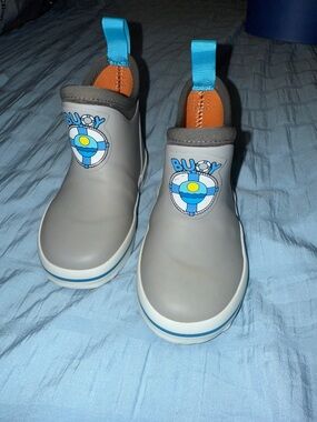 BUOY Kids Duck Boots in Light Gray with Blue Accents